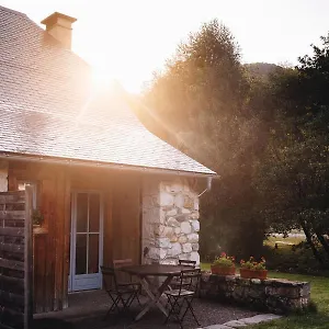https://les-chalets-darrens.midi-pyreneeshotels.com